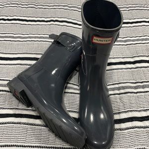 Hunter Grey low Boot size 10 minor scraps, slightly used- No Box